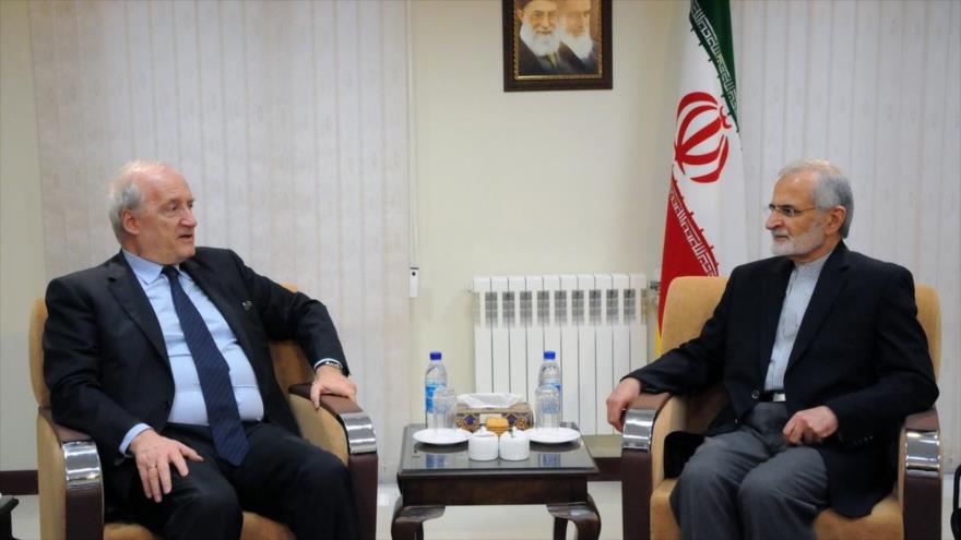 El presidente del Consejo Estratégico de la Diplomacia de Irán, Seyed Kamal Jarazi (dcha.), junto con el excanciller francés, Hubert Védrine, en Teherán, la capital de Irán, 18 de abril de 2016.