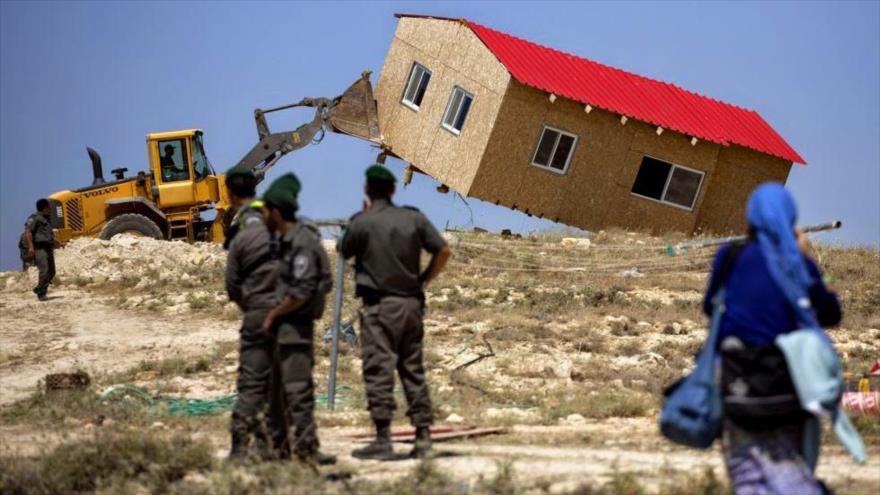 Soldados israelíes demuelen casa palestina en Cisjordania.