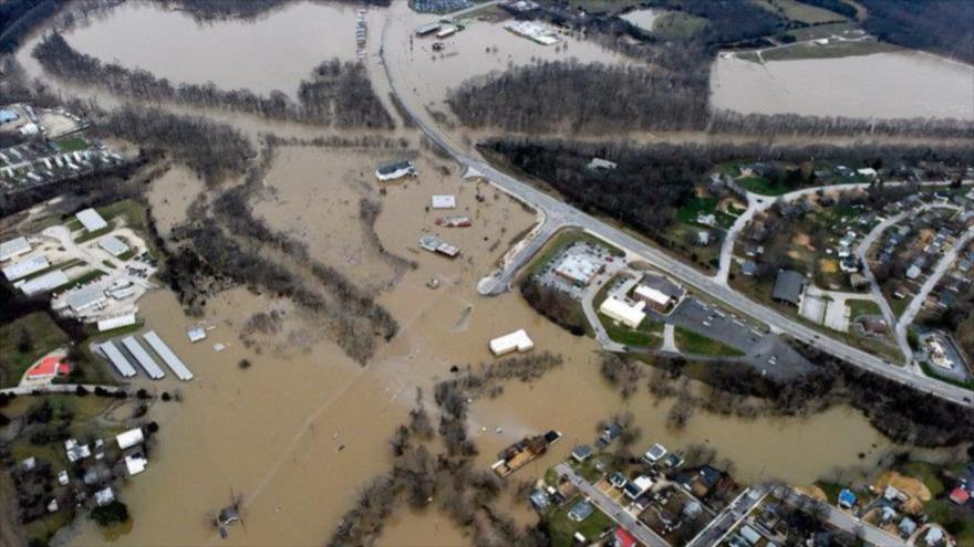 Carreteras y casas sumergidas en agua tras fuertes inundaciones en la ciudad de Unión, Misuri (EE.UU.).