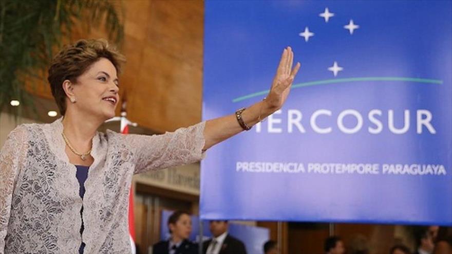 La presidenta de Brasil, Dilma Rousseff, durante la 49ª Cumbre de Jefas y Jefes de Estado del Mercado Común del Sur (Mercosur), en Asunción, capital paraguaya, 21 de diciembre de 2015.