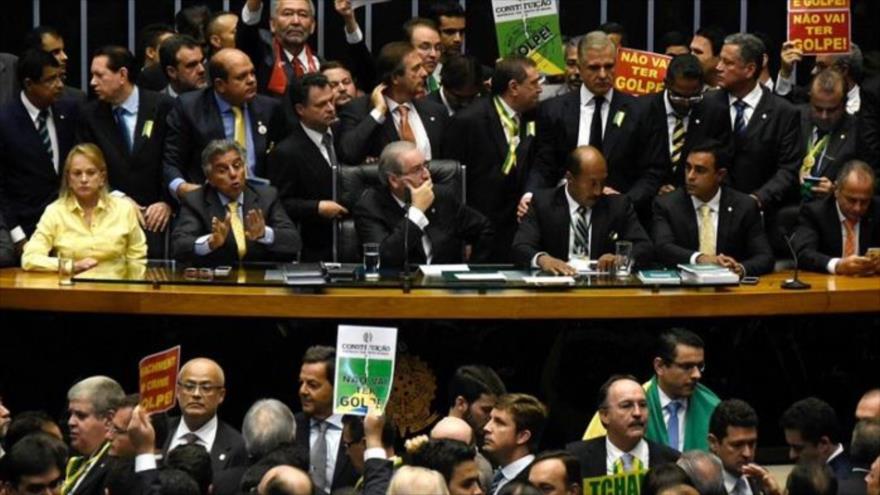 Diputados partidarios de la presidenta brasileña Dilma Rousseff expresan su desacuerdo con su juicio político,17 de abril de 2016