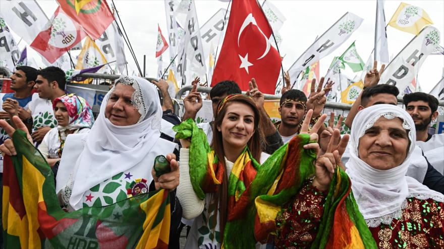 Kurdos partidarios del pro kurdo Partido Democrático del Pueblo (HDP, por sus siglas en turco) asisten a una marcha electoral en la capitalina ciudad de Ankara.