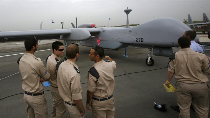 Militares israelíes chequean un avión no tripulado del ejército.