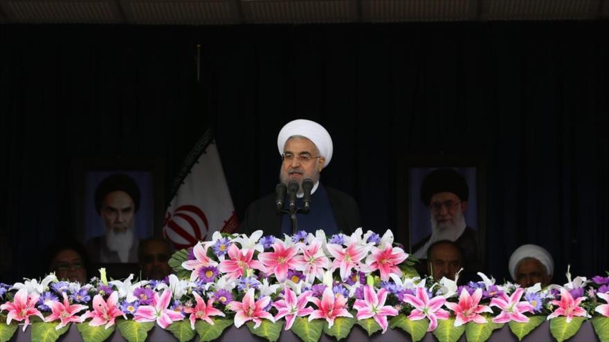 El presidente de Iran, Hasan Rohani, ofrece un discurso en Semnan, en el centro de la provincia del mismo nombre (situada al noreste de la capital, Teherán), 19 de abril de 2016.