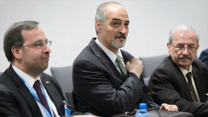 La delegación siria en los diálogos de paz en Ginebra, encabezada por el representante permanente de Siria ante la ONU, Bashar al-Yafari (centro).