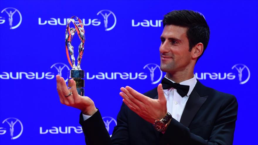 El tenista serbio Novak Djokovic recibe el premio Laureus como el Mejor Deportista del Año 2016 en Berlín, capital de Alemania, 18 de abril de 2016.