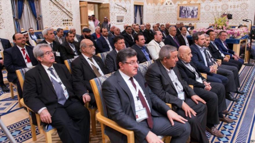Una sesión de los grupos opositores al Gobienrno sirio en Riad, capital de Arabia Saudí.