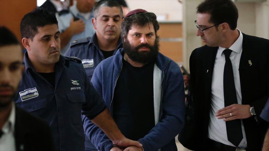 Yosef Haim Ben David (centro), el israelí responsable del asesinato de un joven palestino, es escoltado por fuerzas de seguridad en un tribunal israelí, 19 de abril de 2016.