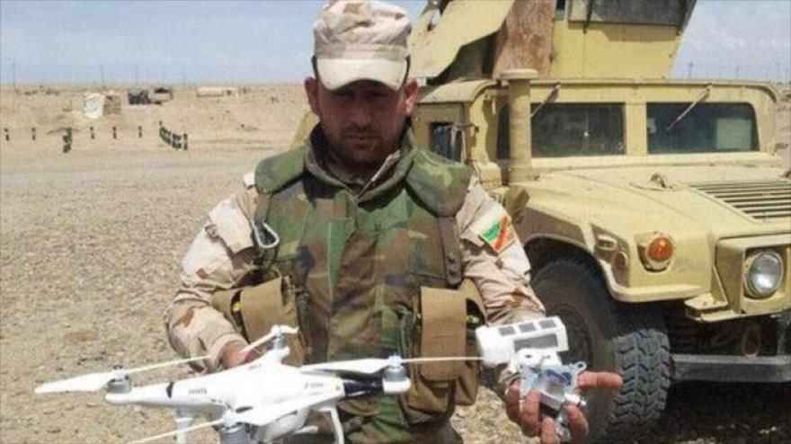 Un soldado iraquí muestra un dron de Daesh.