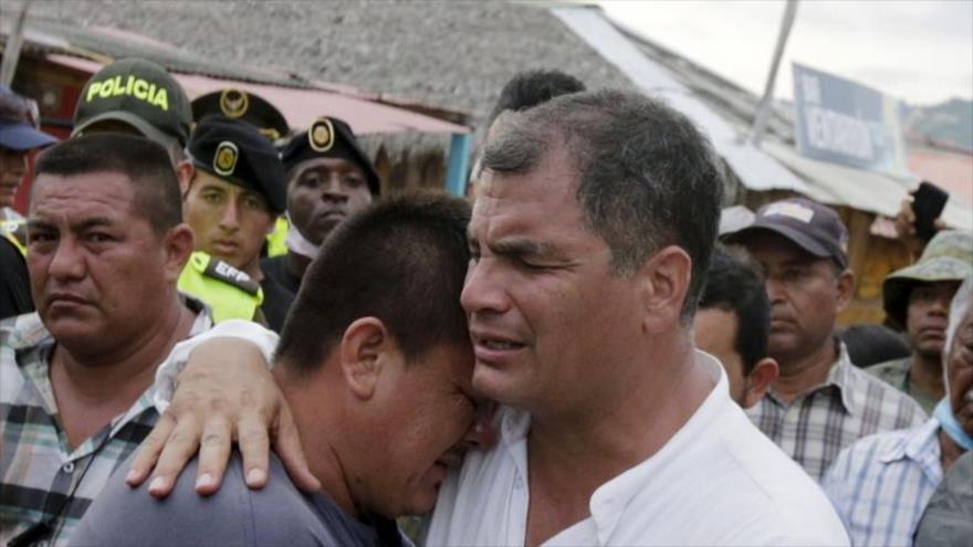 El presidente de Ecuador, Rafael Correa, abraza a un residente de la localidad de Canoa después del terremoto.