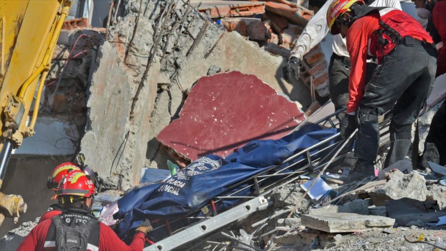 Los equipos de rescate sacan un cadáver de entre los escombros dos días después del terremoto de 7,8 grados que sacudió Ecuador, 19 de abril 2016.