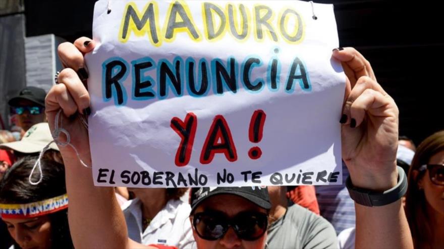 Un ciudadano venezolano pidiendo la renuncia del presidente Nicolás Maduro.