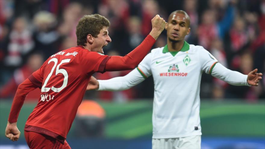 El delantero del Bayern Múnich Thomas Muller festeja uno de sus goles ante el Werder Bremen en la Copa de Alemania, 19 de abril de 2016.