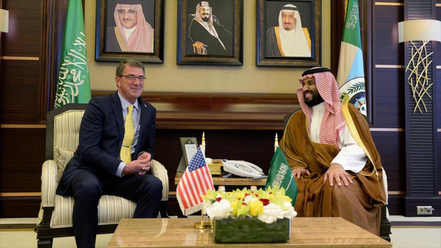 El secretario de Defensa estadounidense, Ashton Carter (izquierda), se reúne con el ministro de Defensa y también el príncipe heredero adjunto saudí, Mohamad Bin Salman, en Riad, capital de Arabia Saudí.