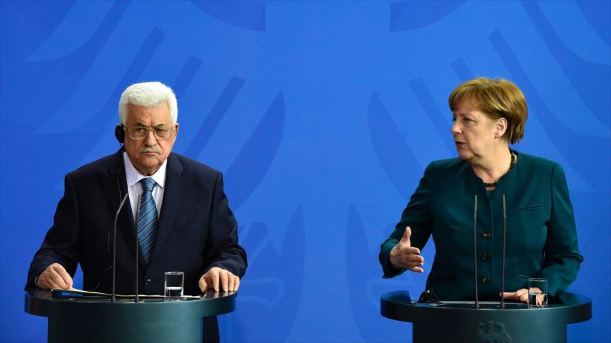 La canciller alemana, Angela Merkel, durante una rueda de prensa en Berlín (Alemania) conjunta con el presidente palestino, Mahmud Abás, 19 de abril de 2016.