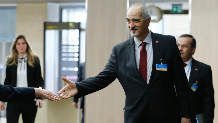 El representante permanente de Siria ante la ONU, Bashar al-Yafari, llega a una reunión como parte de las conversaciones de paz para Siria en Ginebra (Suiza), 20 de abril de 2016.