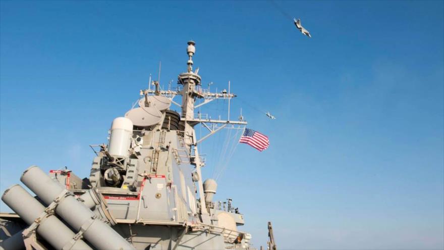 Dos cazas Su-24 rusos vuelan cerca del destructor estadounidense USS Donald Cook, en aguas neutrales del mar Báltico, 13 de abril del 2016.