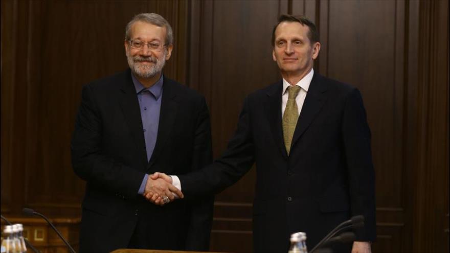 El presidente de la Cámara baja del Parlamento ruso (Duma), Serguei Naryshkin (dcha.), reunido con el presidente de la Asamblea Consultiva Islámica de Irán (Mayles), Ali Lariyani, en Moscú, capital rusa, 20 de abril de 2016.
