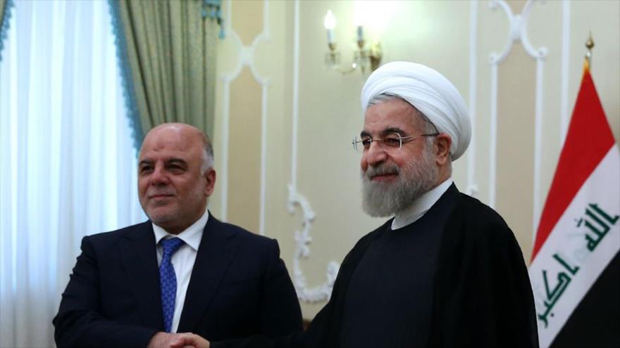 El presidente iraní, Hasan Rohani (drcha.), recibe al primer ministro de Irak, Haidar al-Abadi, en Teherán, capital de Irán, 17 de junio de 2015.