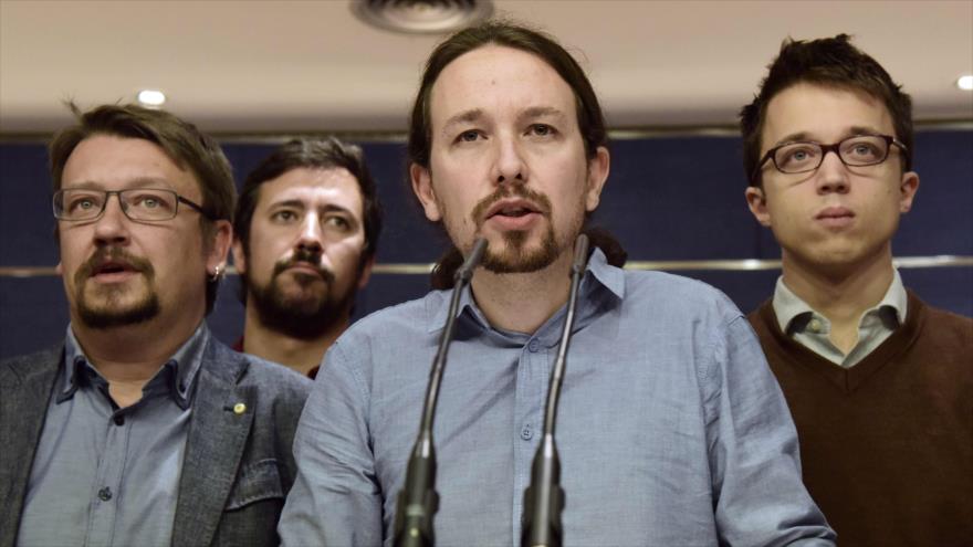 El secretario general de la formación política española Podemos, Pablo Iglesias (segundo a la derecha).