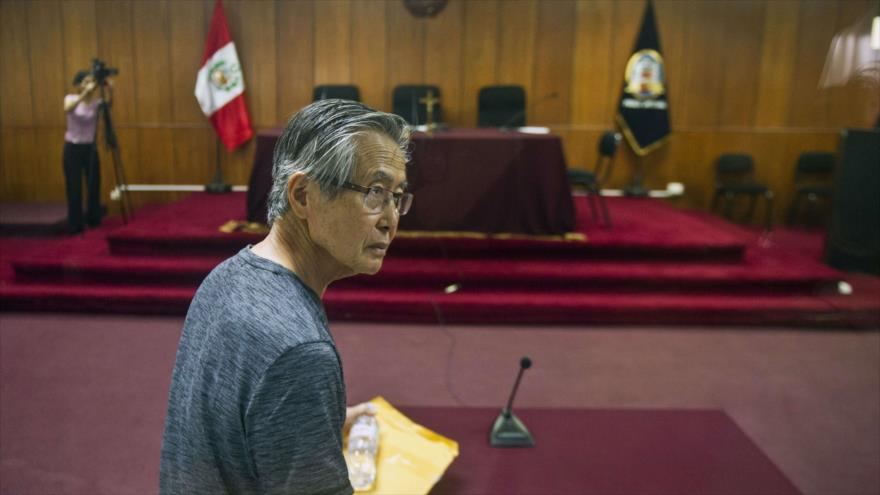 El expresidente peruano, Alberto Fujimori, se presencia en una sesión judicial, 8 de enero de 2015.