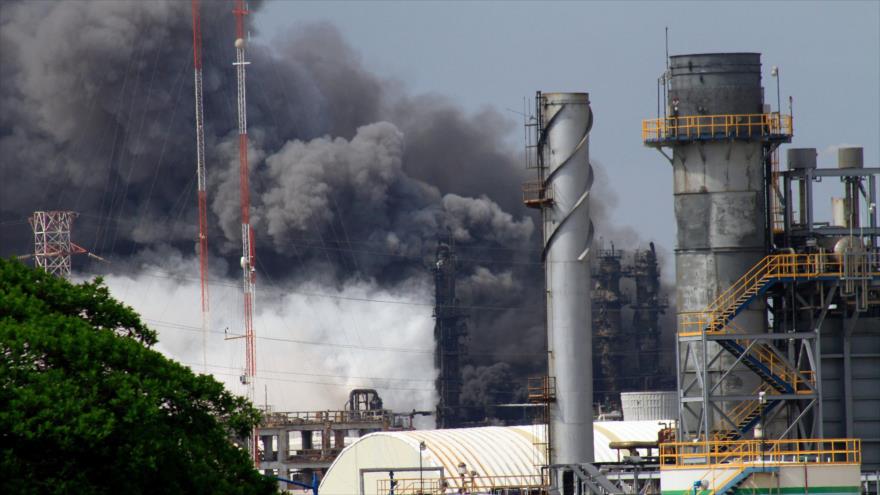 Fuerte explosión en Pemex deja 3 muertos, 103 heridos y miles de evacuados