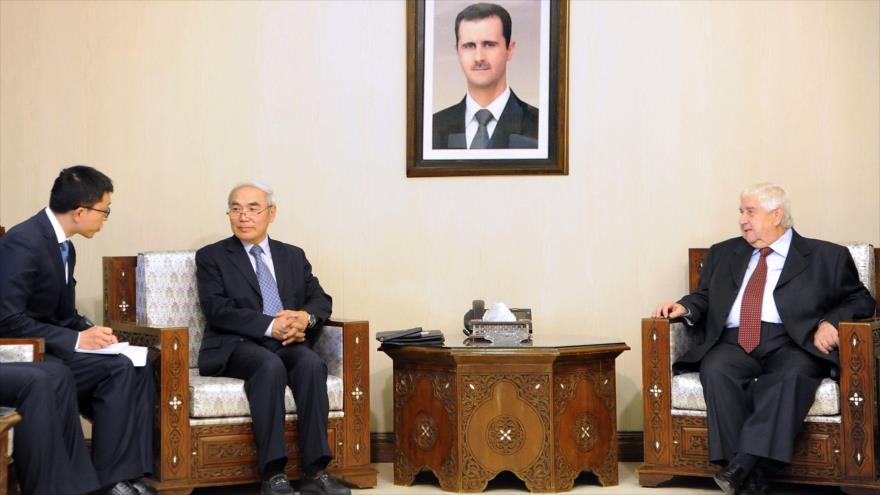 El canciller sirio, Walid al-Moalem (dcha.), se reúne con el enviado especial de China para el conflicto sirio, Xie Xiaoyan, en Damasco, capital siria, 21 de abril de 2016.