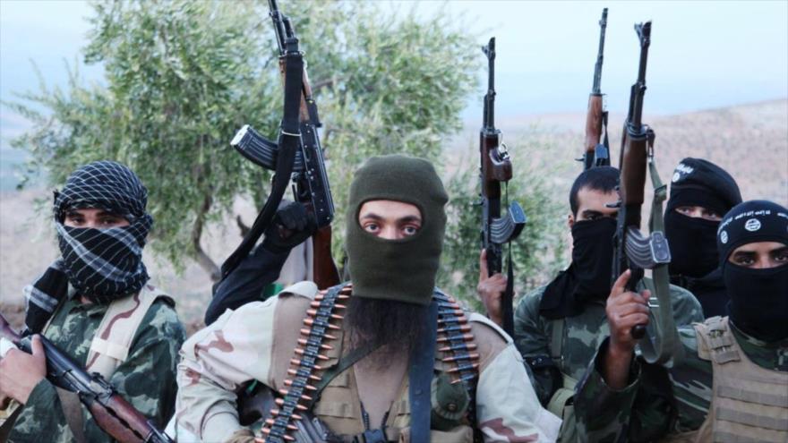 Miembros del grupo terrorista takfirí EIIL (Daesh, en árabe) en la provincia de Alepo, noroeste de Siria.