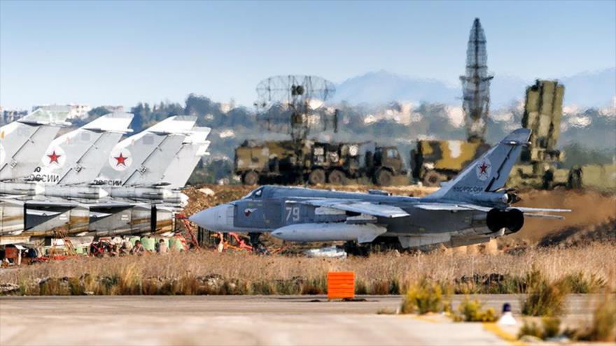 Cazas y equipamientos militares rusos en la base siria de Hmeimim.