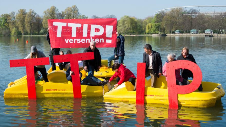 Activistas alemanes en contra del Acuerdo Transatlántico de Comercio e Inversión (TTIP, por sus siglas en inglés) hunden las iniciales del TTIP en el lago Maschsee, Hannover (centro), 21 de abril de 2016.