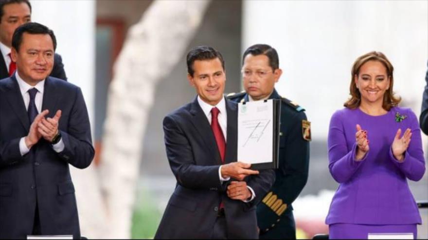 El presidente de México, Enrique Peña Nieto (centro), firmó y envió al Congreso el proyecto de reforma del Código Penal y la Ley de Salud para permitir el consumo de marihuana con fines médicos.
