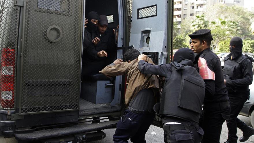 Fuerzas de seguridad de Egipto detienen a un hombre durante los enfrentamientos con los partidarios del derrocado presidente Mohamad Mursi en la ciudad norteña de El Cairo.