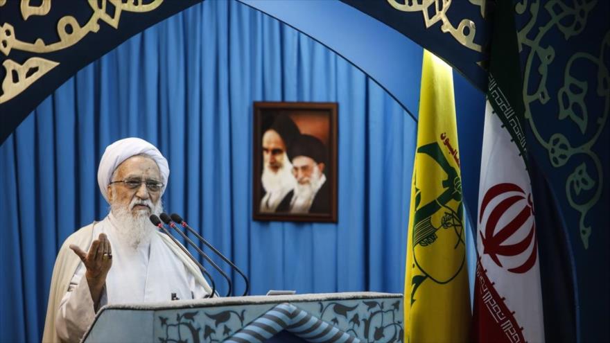 El Imam del rezo del viernes de Teherán, el ayatolá Mohamad Ali Movahedi Kermani. 22 de abril de 2016.