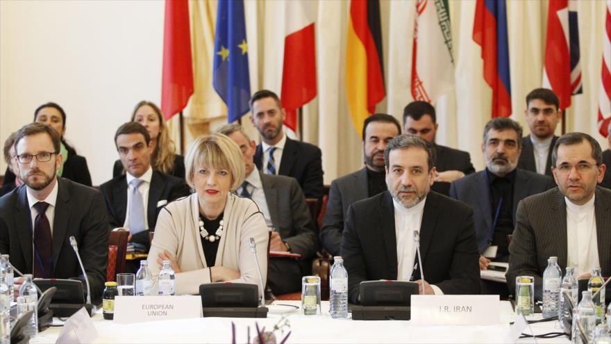 El vicecanciller de Irán para Asuntos Jurídicos e Internacionales,Seyed Abás Araqchi, y la subjefa de la Política Exterior de la Unión Europea (UE), Helga Schmid, 19 de octubre de 2015.