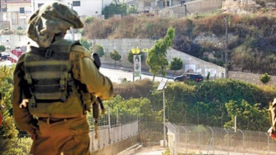 Un soldado israelí hace guardia en la frontera con El Líbano.