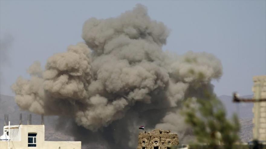 Explosión resultante de un ataque saudí en Yemen.