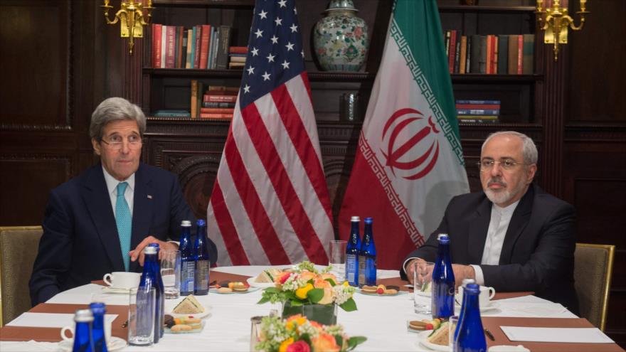El secretario de Estado estadounidense, John Kerry (izquierda), se reúne en Nueva York con su par iraní, Mohamad Yavad Zarif, 22 de abril de 2016.