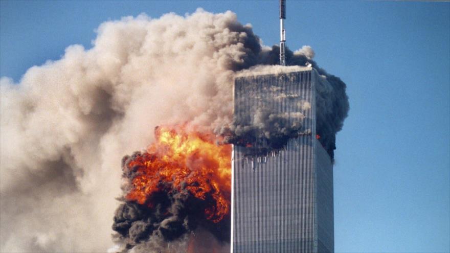 Inmensa columna de humo se levanta del World Trade Center tras el impacto de un avión contra el edificio, 11 de septiembre de 2001.