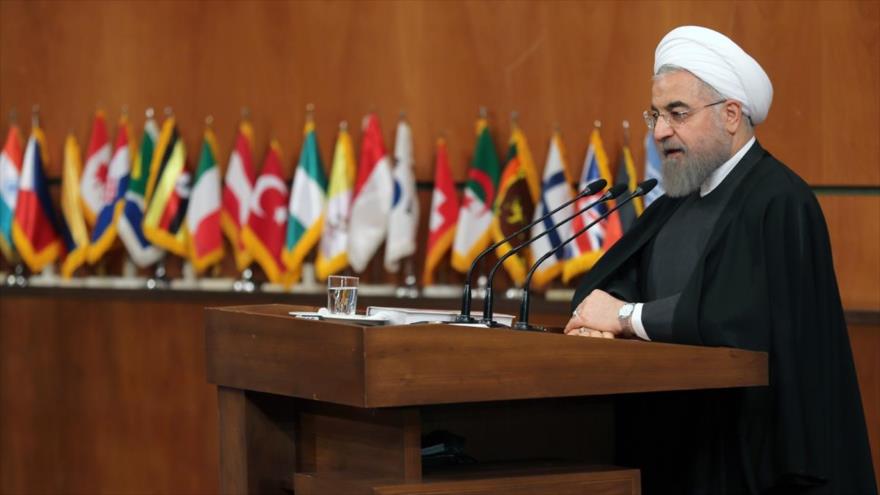 El presidente iraní, Hasan Rohani, en la II Conferencia Internacional de Medio Ambiente, Religión y Cultura celebrada en la capitalina ciudad de Teherán, 23 de abril de 2016.