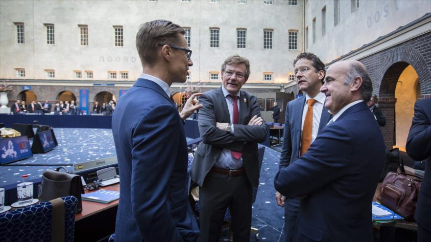 De izquierda a la derecha: El ministro de Finanzas de Finlandia; Alexander Stubb, el ministro de Finanzas de Bélgica, John Robert Overtveldt; el ministro holandés de Economía, Jeroen Dijsselbloem y el ministro español de Economía, Luis de Guindos, hablan durante la reunión de los ministros de Finanzas de la zona euro en Amsterdam, 22 de abril de 2016.