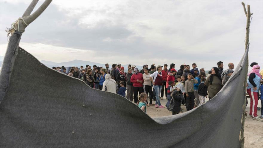 Los refugiados hacen cola en la frontera entre Grecia y Macedonia, 22 de abril de 2016.