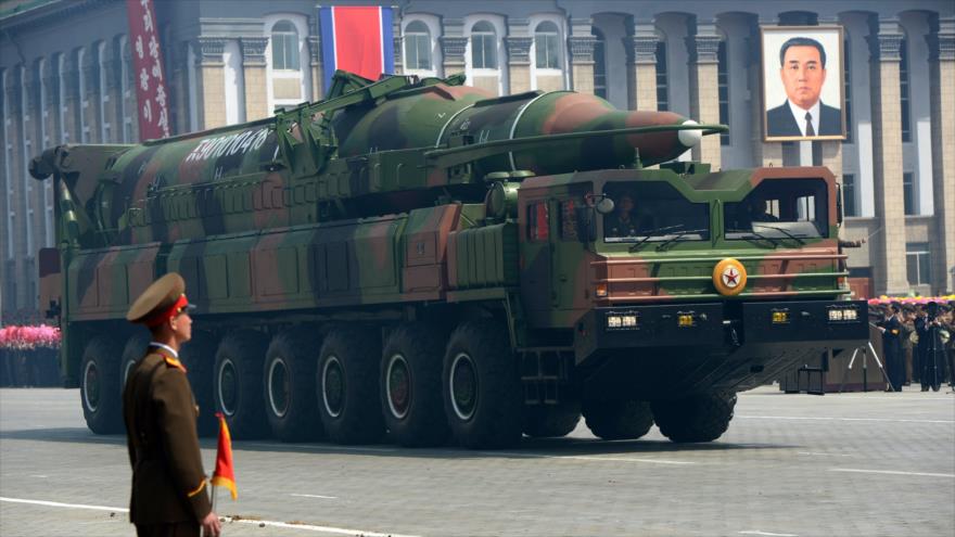 Un lanzadera porta un misil balístico intercontinental KN-08 durante una marcha militar en Pyongyang, 15 de abril de 2012.
