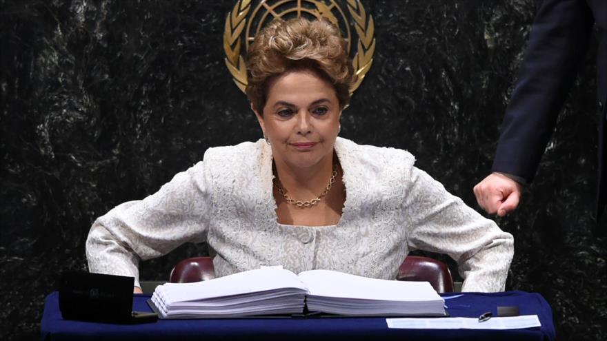 La presidenta de Brasil, Dilma Rousseff, en su intervención en una ceremonia de la ONU para firmar el Acuerdo de París contra el cambio climático en la ciudad de Nueva York, EE.UU., 22 de abril de 2016