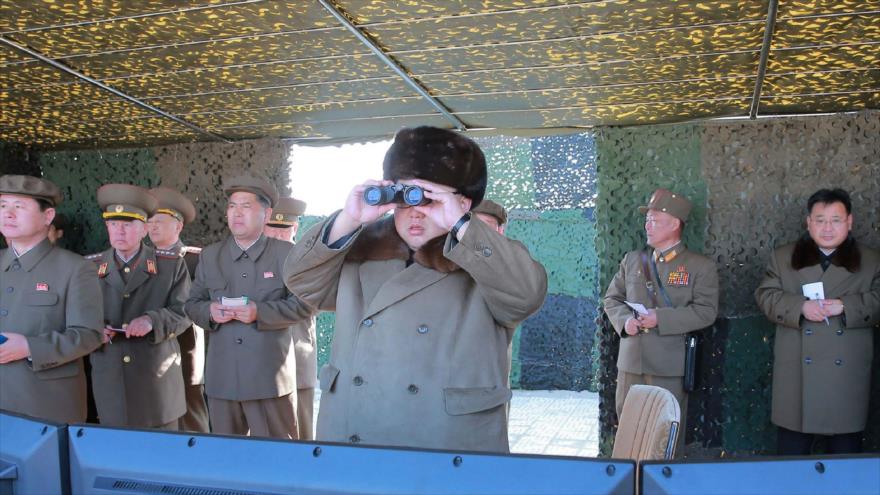 El líder norcoreano, Kim Jong-un, observa el lanzamiento de un misil.
