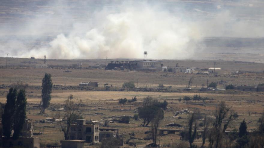 Humo y explosiones durante los combates entre las fuerzas del Ejército sirio y los terroristas en un pueblo de la provincia de Quneitra, ubicada en el suroeste de Siria, 17 de junio de 2015.
