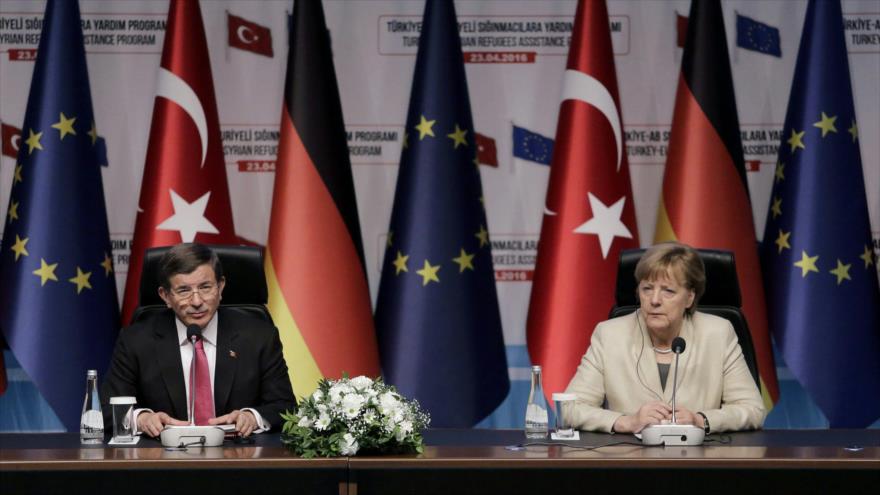 El primer ministro turco, Ahmed Davutoglu (izda.) y la canciller alemana, Angela Merkel, durante una conferencia de prensa conjunta en Ankara, capital de Turquía, 23 de abril de 2016.