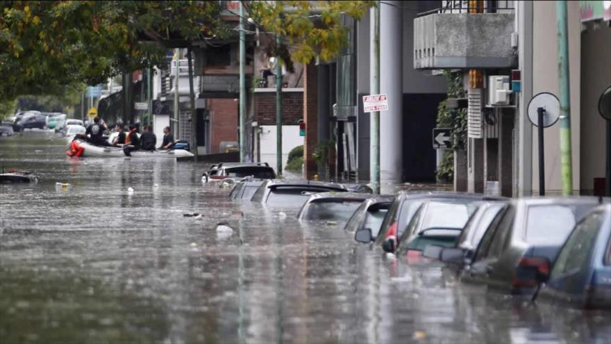 Las fuertes lluvias han afectado toda la zona del Litoral en Argentina. En la foto se ve la evacuación de damnificados, 23 abril 2016.
