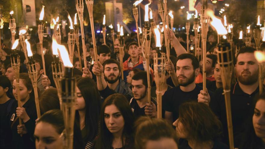 Armenios salen a las calles de Ereván, capital de Armenia, para celebrar el 101º aniversario del genocidio contra los armenios, 23 de abril de 2016.