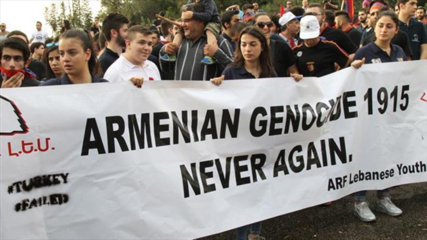 Manifestantes celebran 101º aniversario de matanza de armenios fuera de la embajada turca en Beirut, capital libanesa, 23 de abril de 2016.