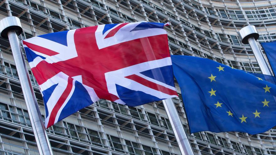 Las banderas del Reino Unido y la Unión Europea (UE).